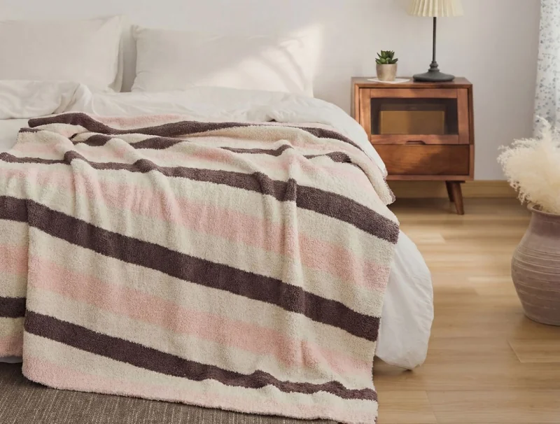 Factory wholesale 100% polyester yarn super soft lightweight knitted throw blanket for home decoration QL
