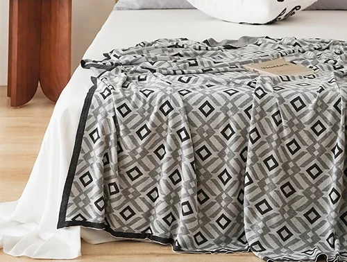 sale-very-soft-100-viscose-black-and-white-geometric-jacquard-knitted-blankets-office-sofa-throw-blanket-sq